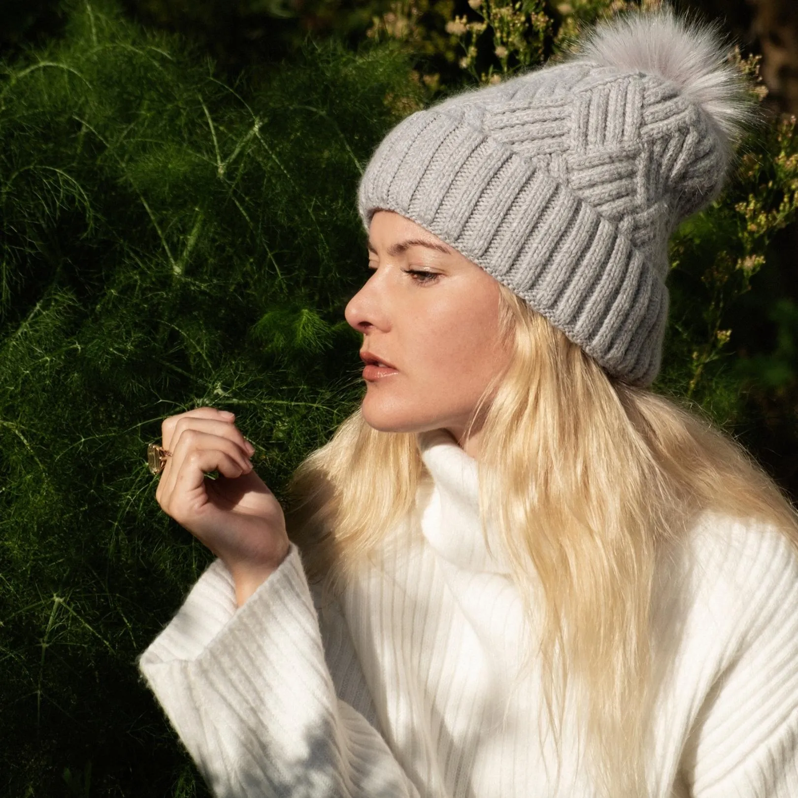 Mulberry Silk-Lined Cashmere Beanie Hat With Removable Pom Pom - Black